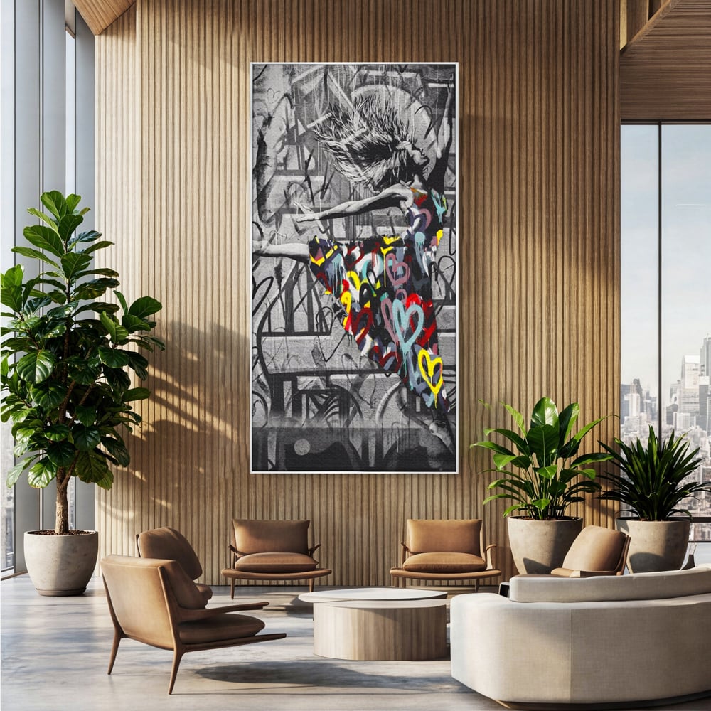 Tablou canvas cu tablou canvas cu dansatoare si graffiti, in rama de aluminiu argintiu, pe perete intr-un birou
